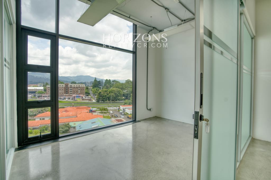 Alquiler de Moderna Oficina en Oficentro Momentum Pinares 411m² hrc31