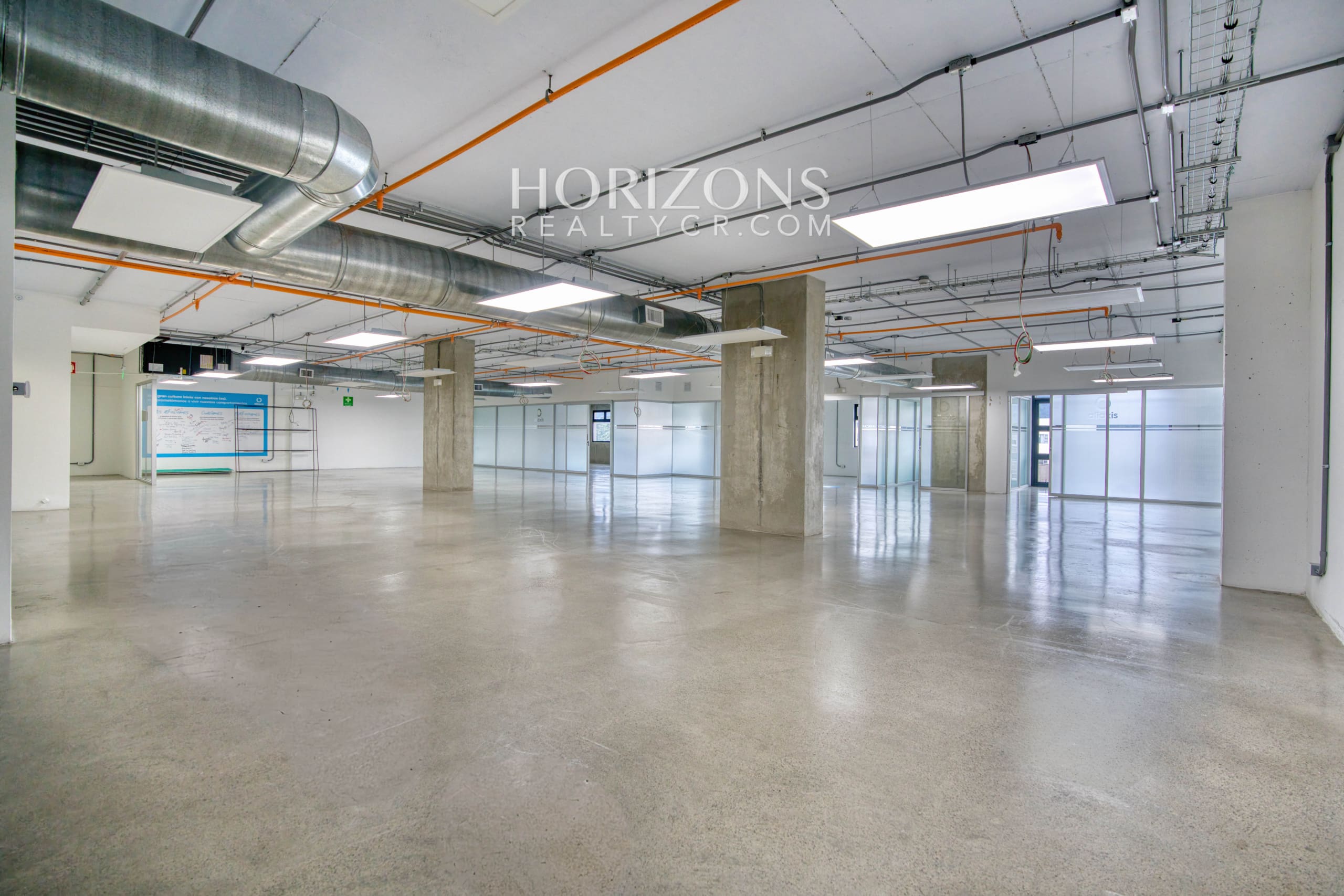 Alquiler de Moderna Oficina en Oficentro Momentum Pinares 411m² hrc31
