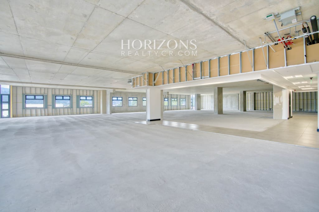 Se Vende Piso para Oficinas en Oficentro Momentum Pinares 1250m² hrc37