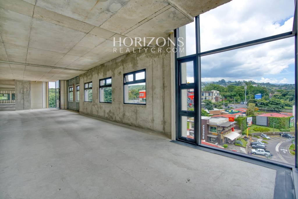 Se Alquila Piso para Oficina en Oficentro Momentum Pinares 1250m² hrc34
