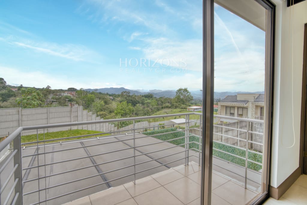 Se vende Casa con patio Condominio Valle Alto 3 Habitaciones Vista a las Montañas nja1302