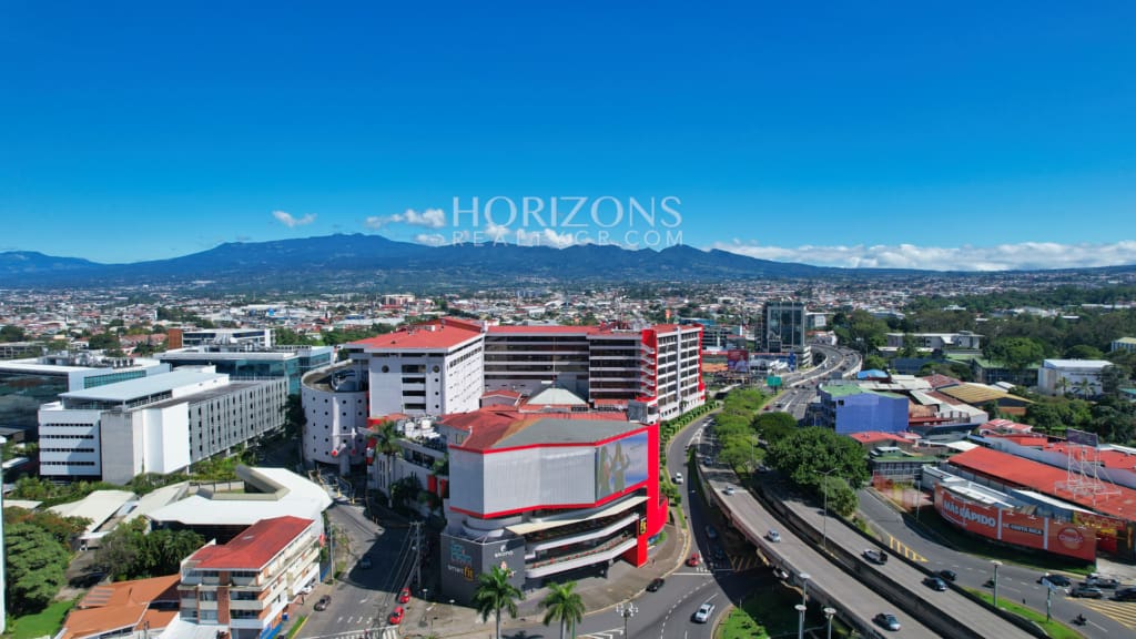Se Vende Local Comercial 90m2 en el Mall San Pedro segundo Piso a la Par de BAC hrc39