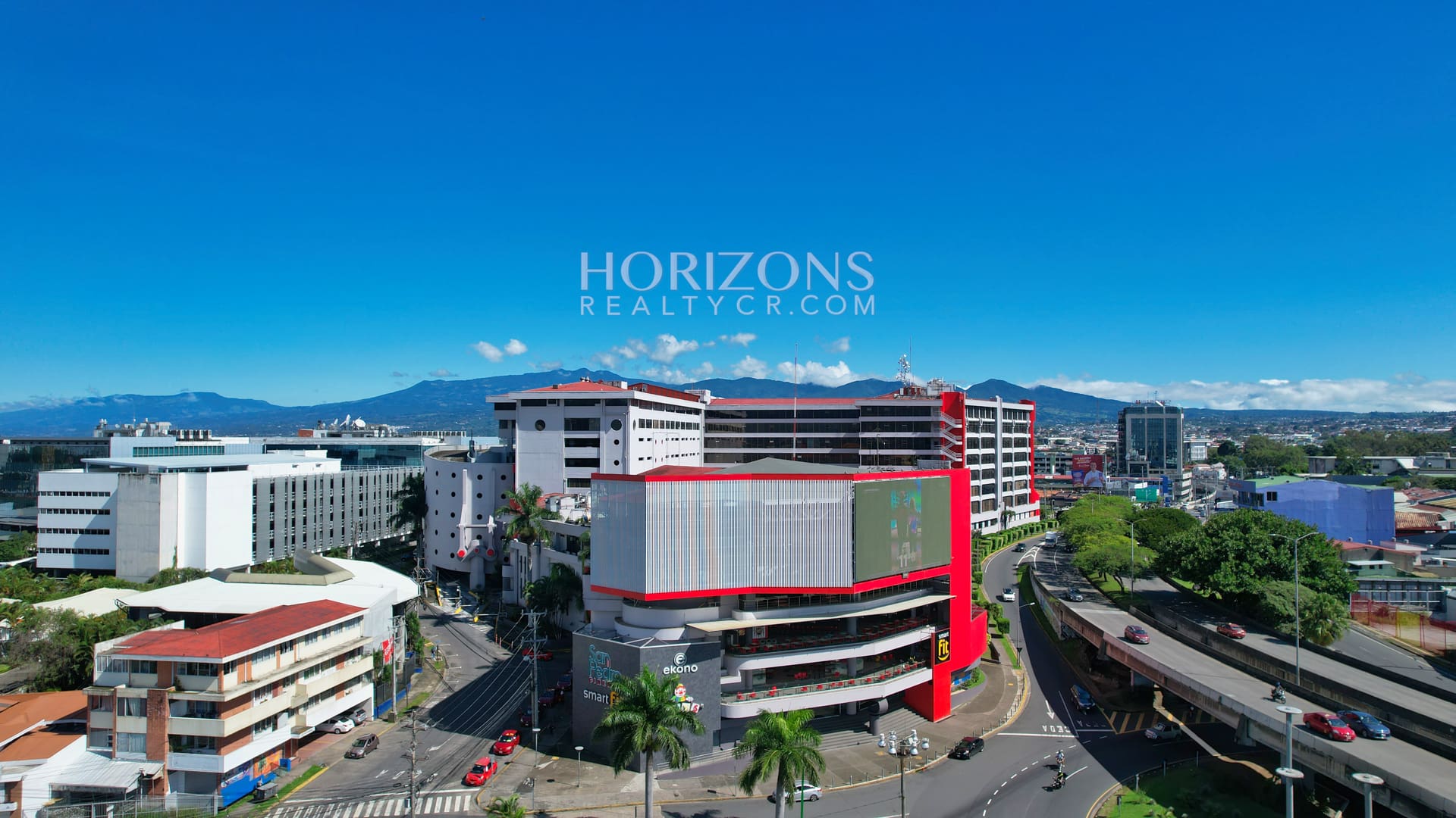 Se Vende Local Comercial 90m2 en el Mall San Pedro segundo Piso a la Par de BAC hrc39