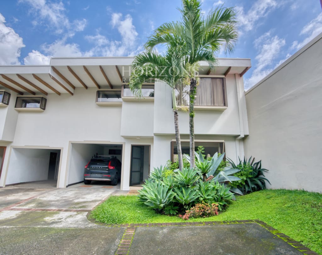 Venta Casa en La Uruca 3 Habitaciones y Oficina Condominio Cerca Hospital Mexico NJA1283