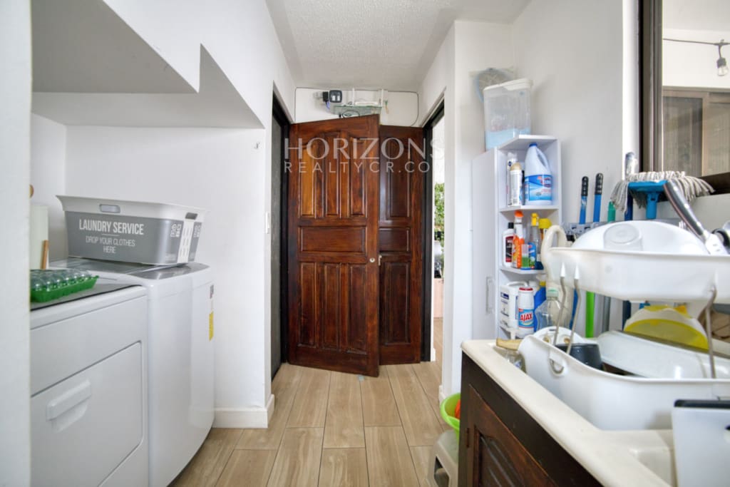 Venta Casa en La Uruca 3 Habitaciones y Oficina Condominio Cerca Hospital Mexico NJA1283