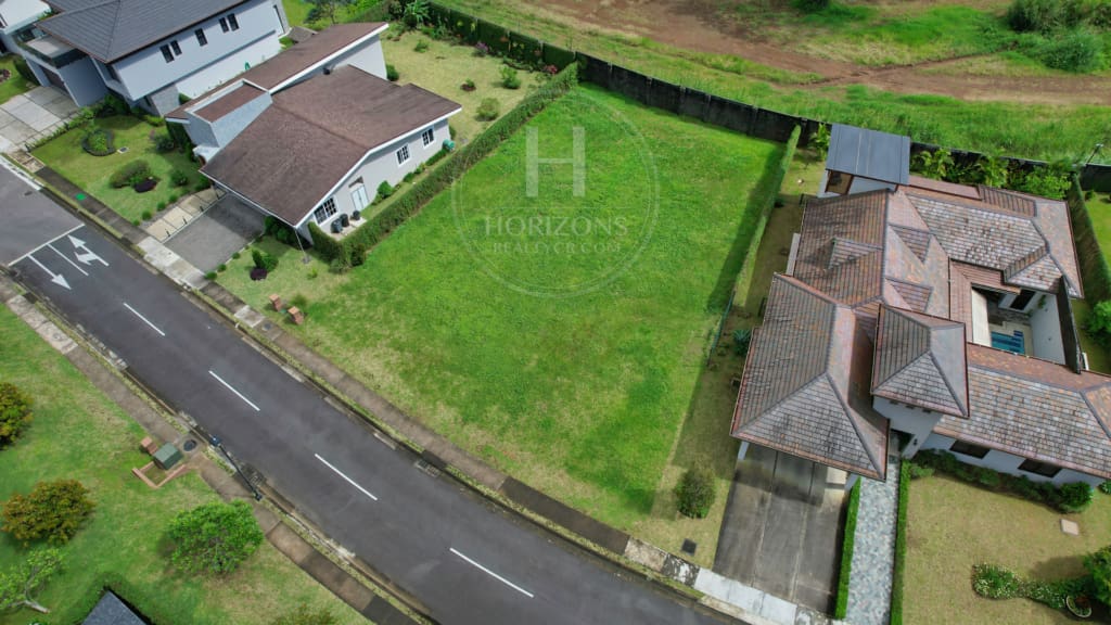 Lote en Condominio El Herrán 851m2 Plano con Vista a las Montañas nja1310