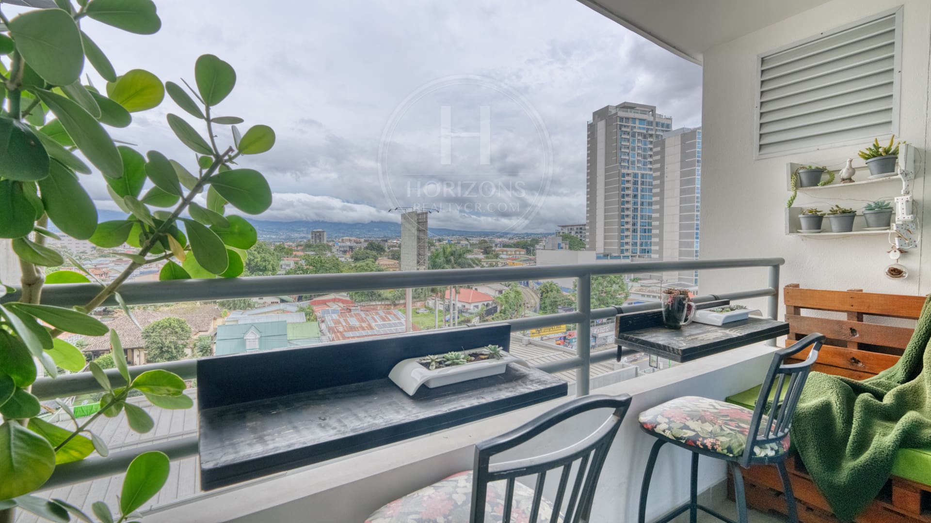 Apartamento en Latitud Yoses 3 Habitaciones Piso 10 con Vista al Valle nja1270
