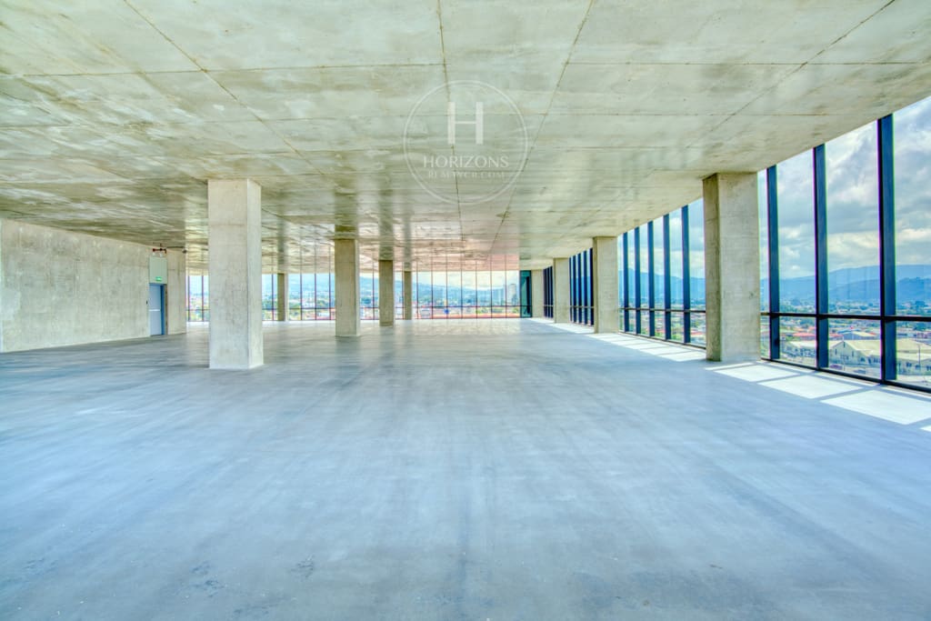 Se Alquila Oficina de 900m² en San Pedro Business Center 27 Plazas de Parqueo hcr43
