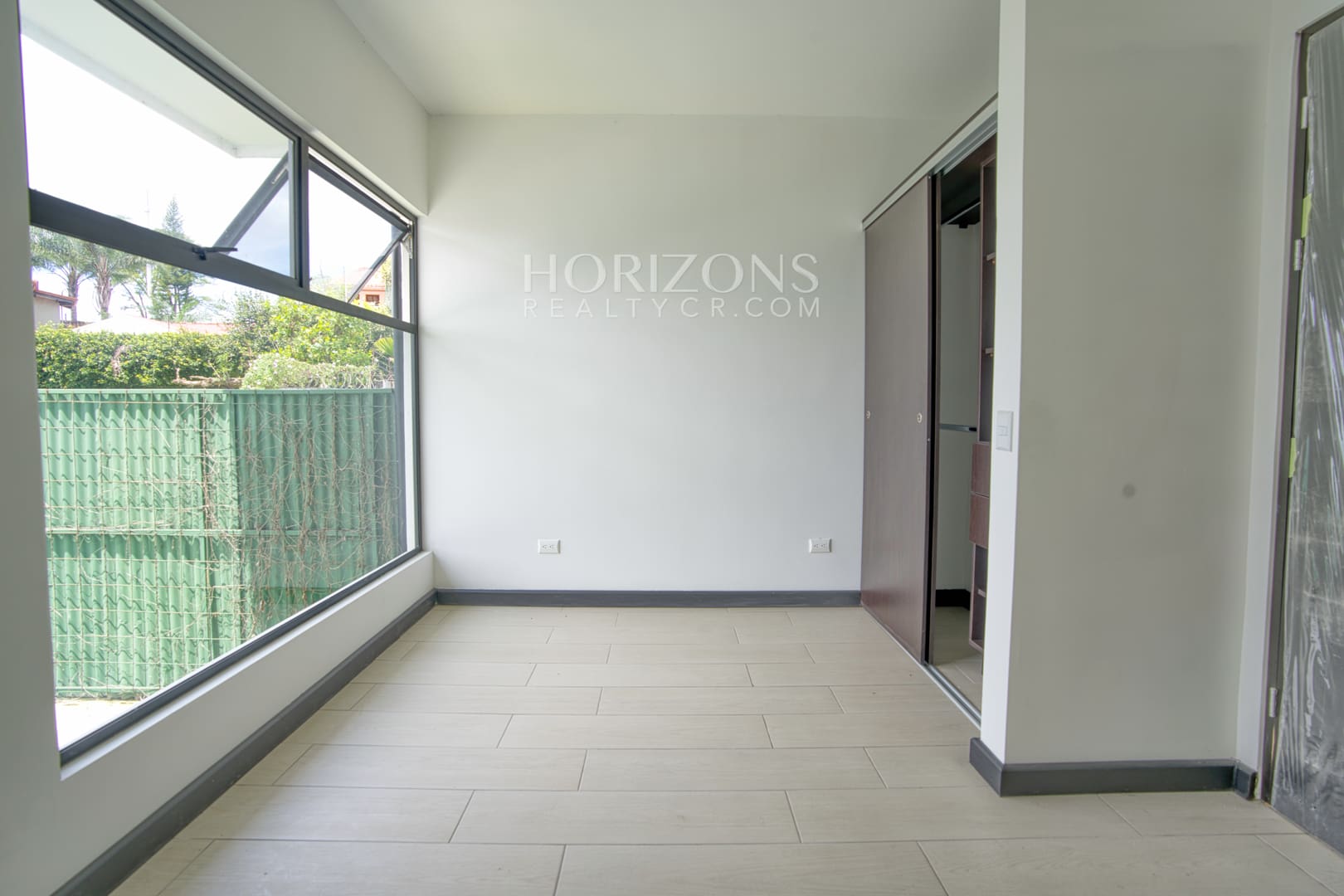 Se Vende en Condominio Casa con Patio en Curridabat 2 habitaciones noj1037