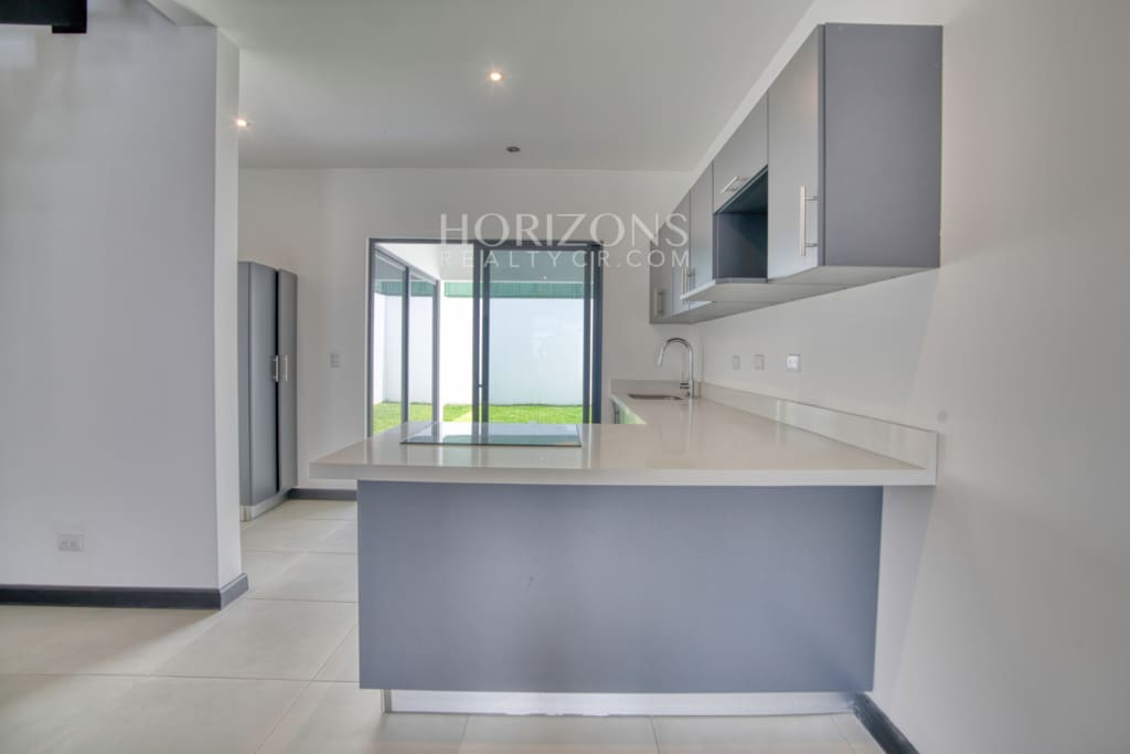 Se Vende en Condominio Casa con Patio en Curridabat 2 habitaciones noj1037