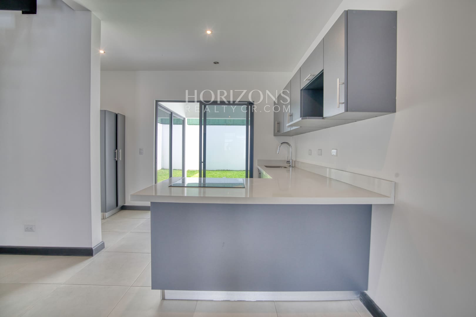Se Vende en Condominio Casa con Patio en Curridabat 2 habitaciones noj1037