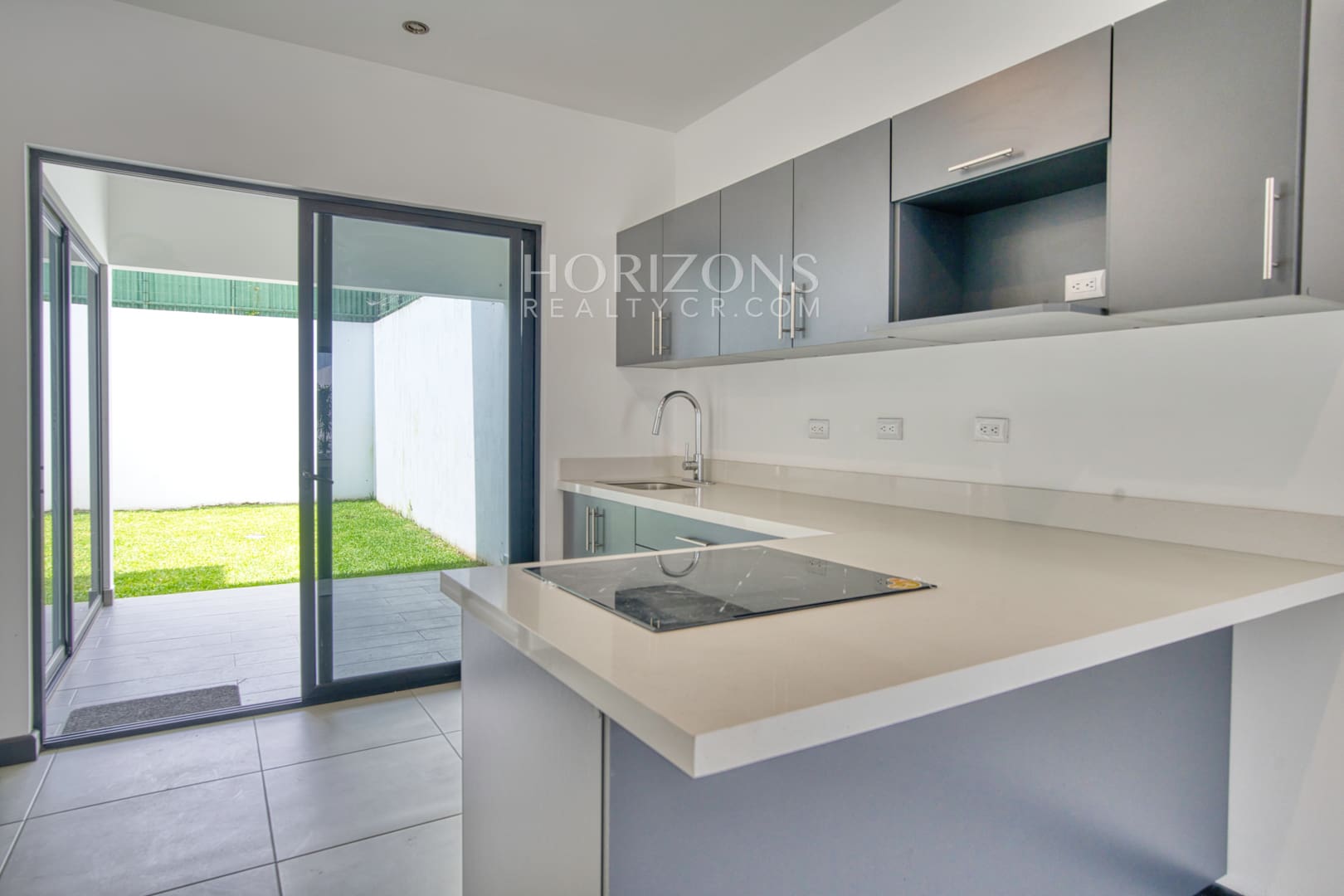 Se Vende en Condominio Casa con Patio en Curridabat 2 habitaciones noj1037