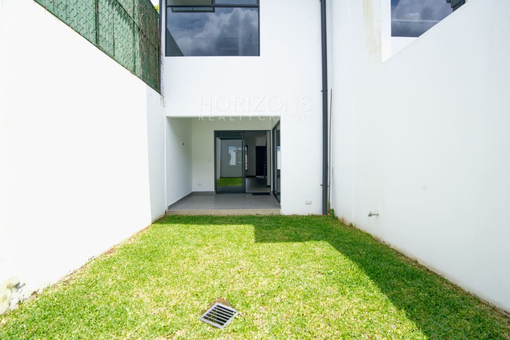 Se Vende en Condominio Casa con Patio en Curridabat 2 habitaciones noj1037