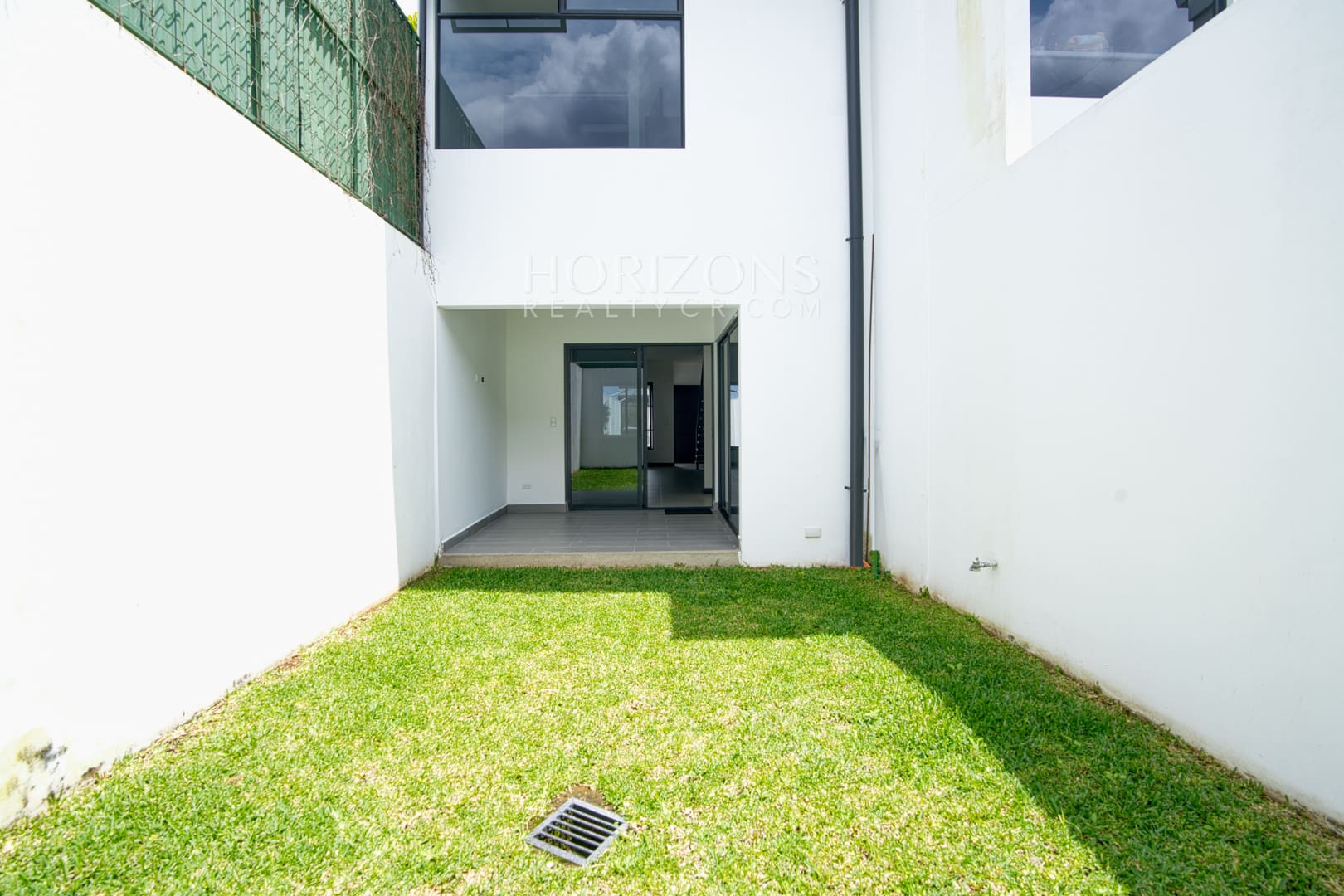 Se Vende en Condominio Casa con Patio en Curridabat 2 habitaciones noj1037