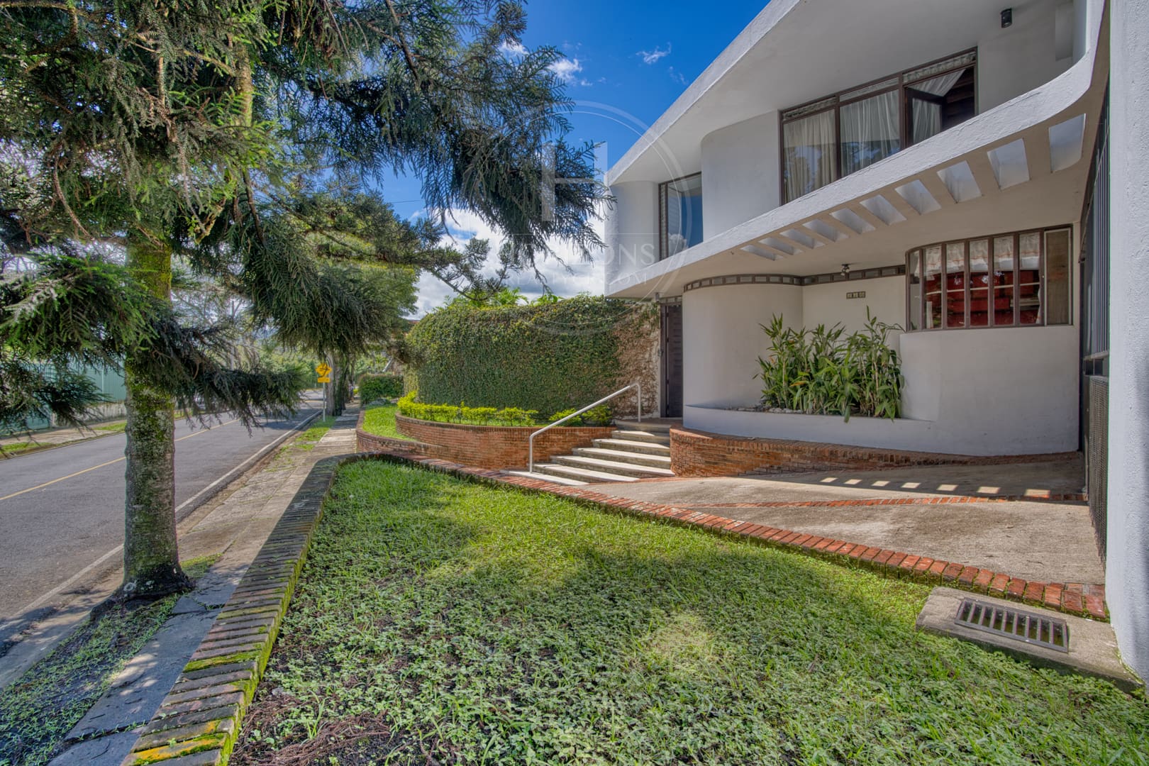 Espaciosa casa en Pinares, Curridabat – Excelente ubicación comercial Cerca de Momentum Pinares nja1307
