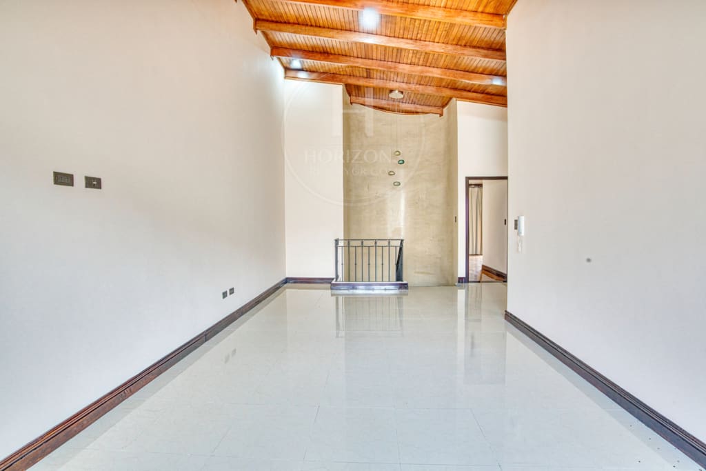 Se Vende o se Alquila Casa en Freses Curridabat 4 habitaciones Condominio del Rio nja1309