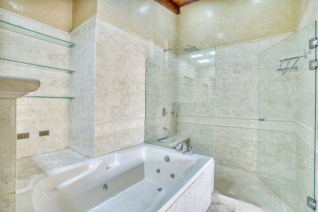 Se Vende o se Alquila Casa en Freses Curridabat 4 habitaciones Condominio del Rio nja1309