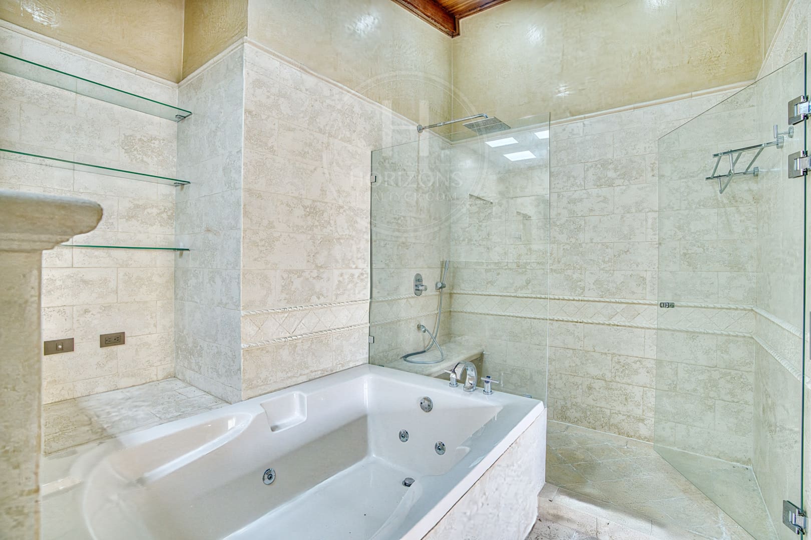 Se Vende o se Alquila Casa en Freses Curridabat 4 habitaciones Condominio del Rio nja1309