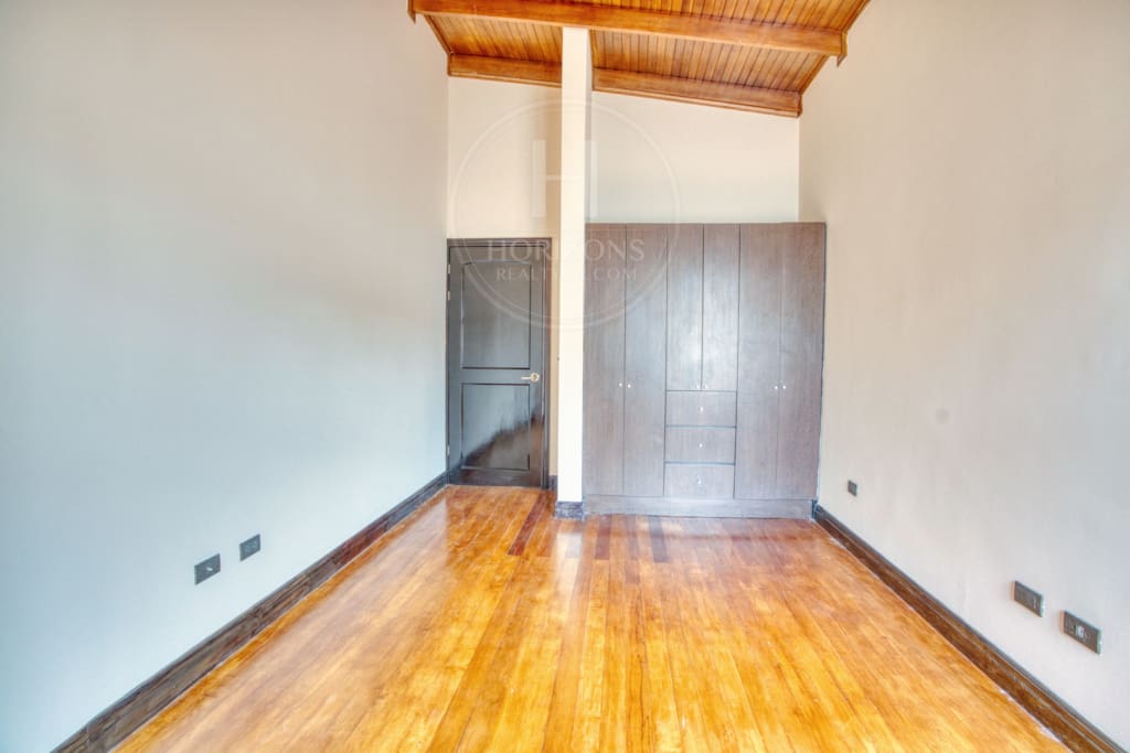 Se Vende o se Alquila Casa en Freses Curridabat 4 habitaciones Condominio del Rio nja1309