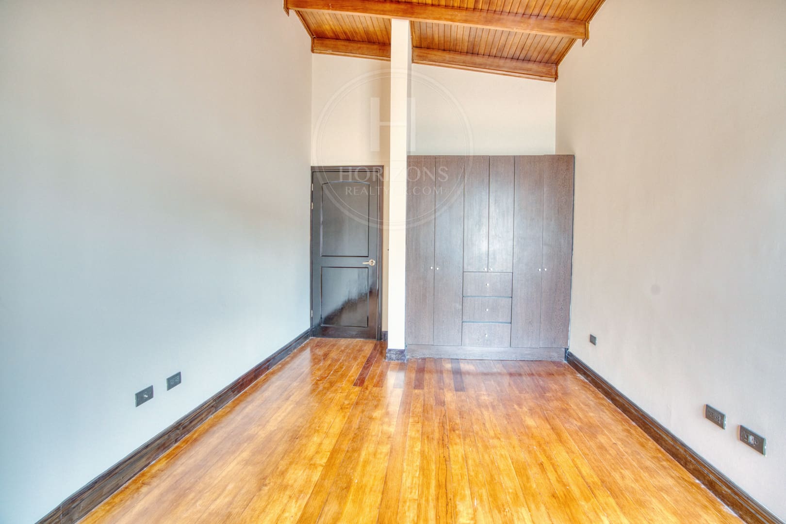 Se Vende o se Alquila Casa en Freses Curridabat 4 habitaciones Condominio del Rio nja1309