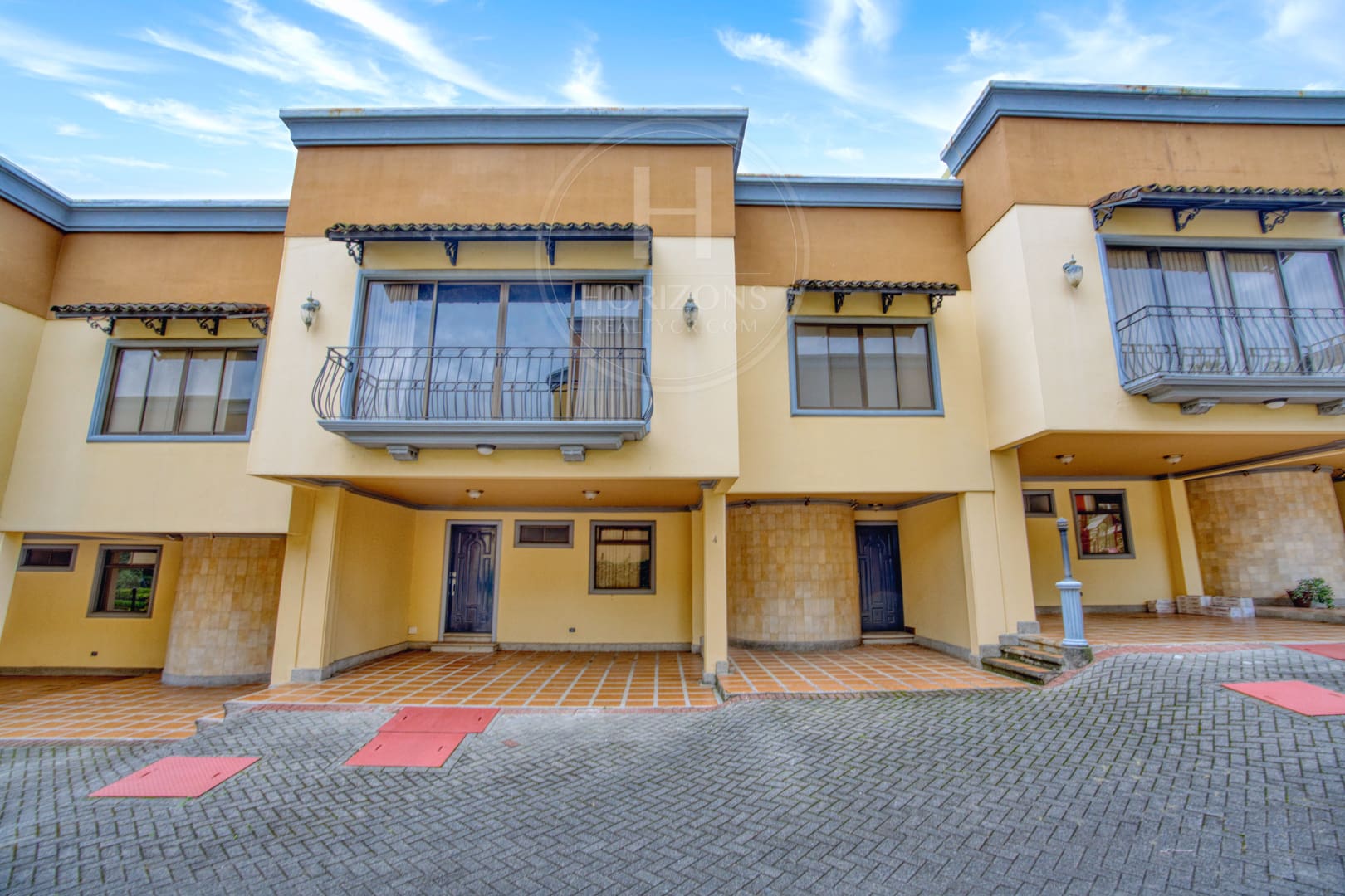 Se Vende o se Alquila Casa en Freses Curridabat 4 habitaciones Condominio del Rio nja1309