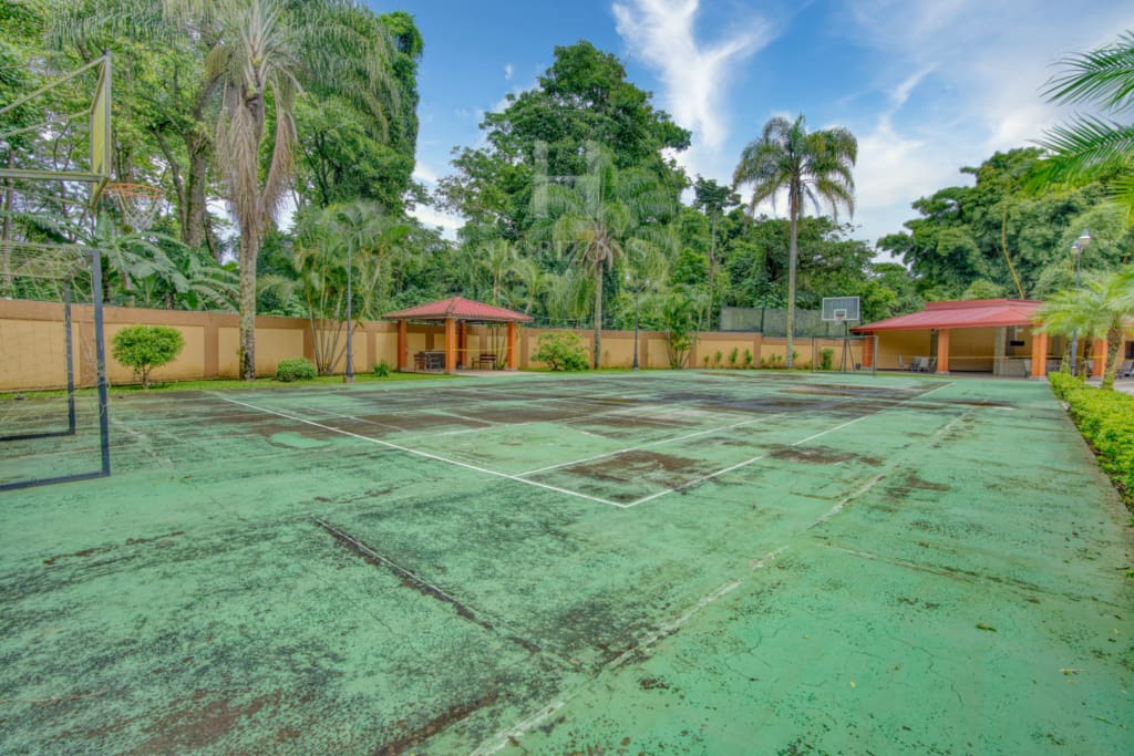Se Vende o se Alquila Casa en Freses Curridabat 4 habitaciones Condominio del Rio nja1309