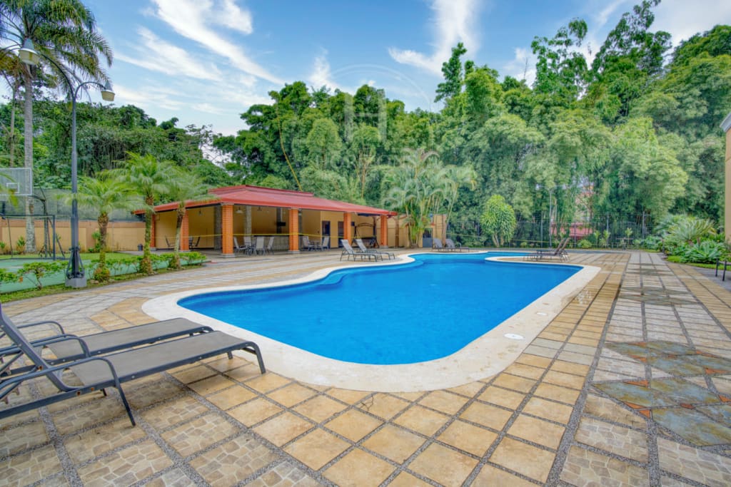 Se Vende o se Alquila Casa en Freses Curridabat 4 habitaciones Condominio del Rio nja1309