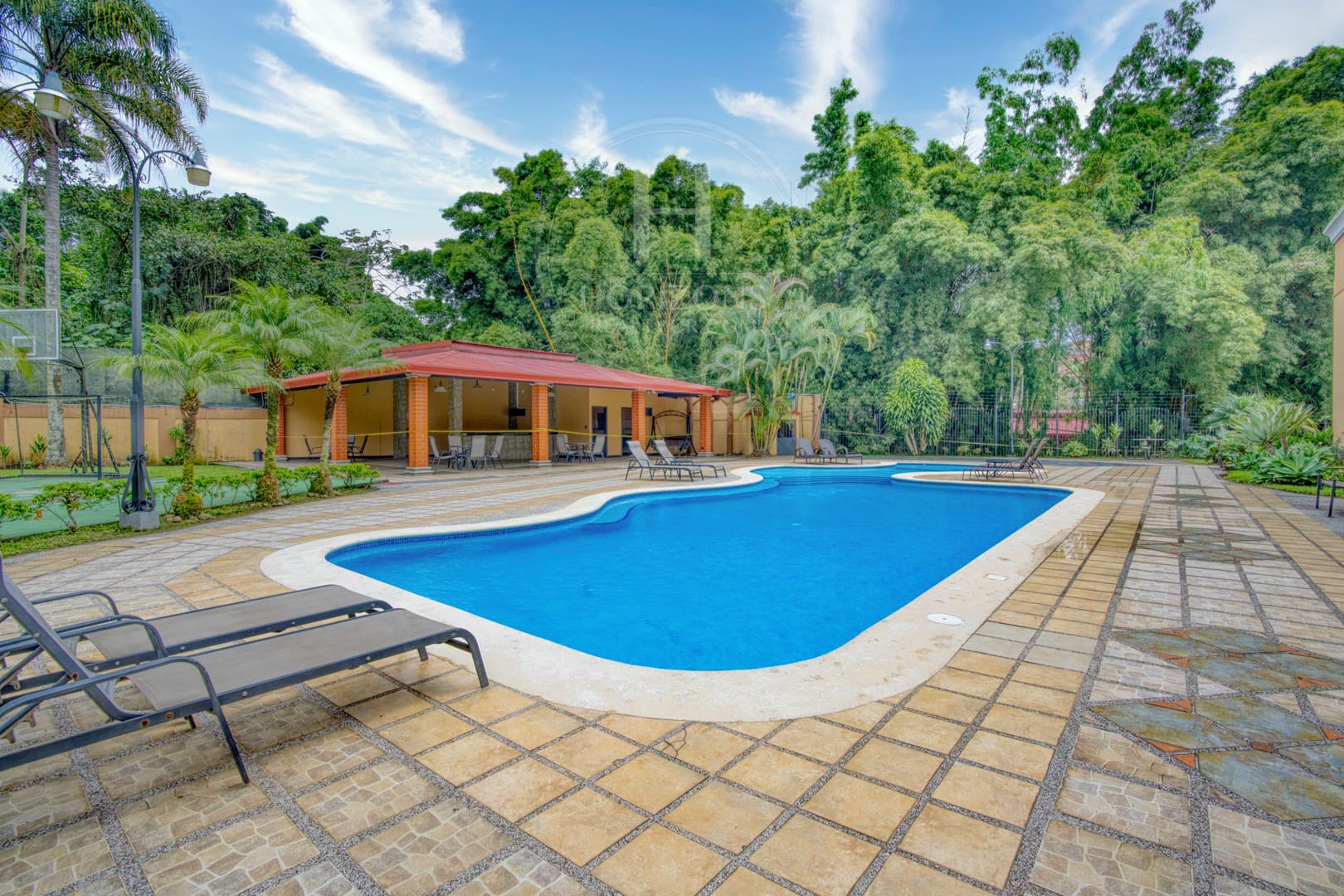 Se Vende o se Alquila Casa en Freses Curridabat 4 habitaciones Condominio del Rio nja1309