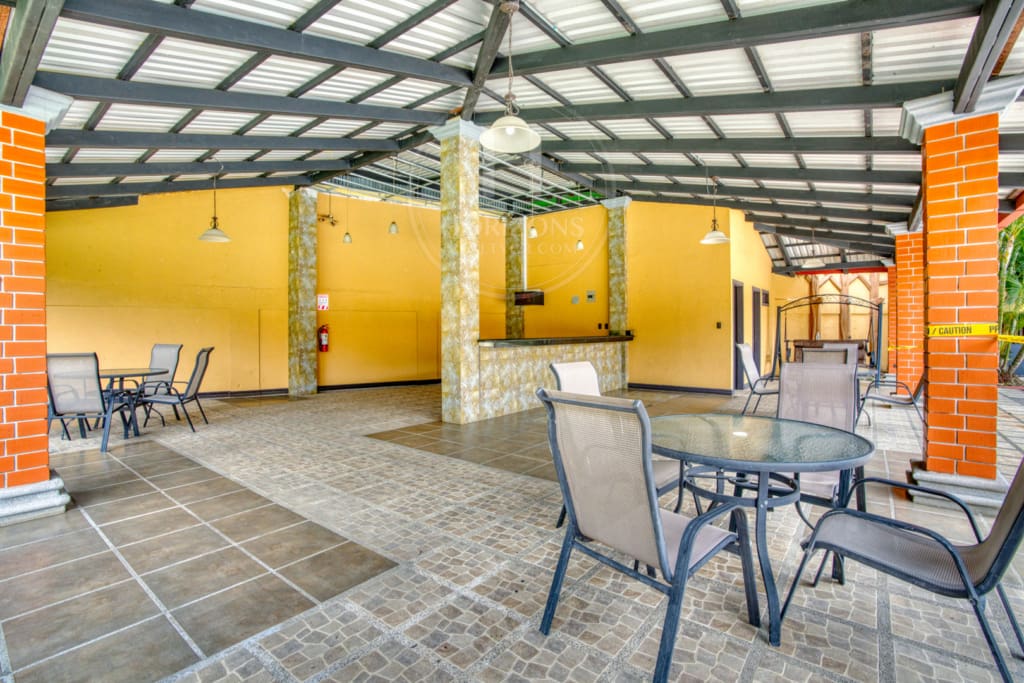 Se Vende o se Alquila Casa en Freses Curridabat 4 habitaciones Condominio del Rio nja1309