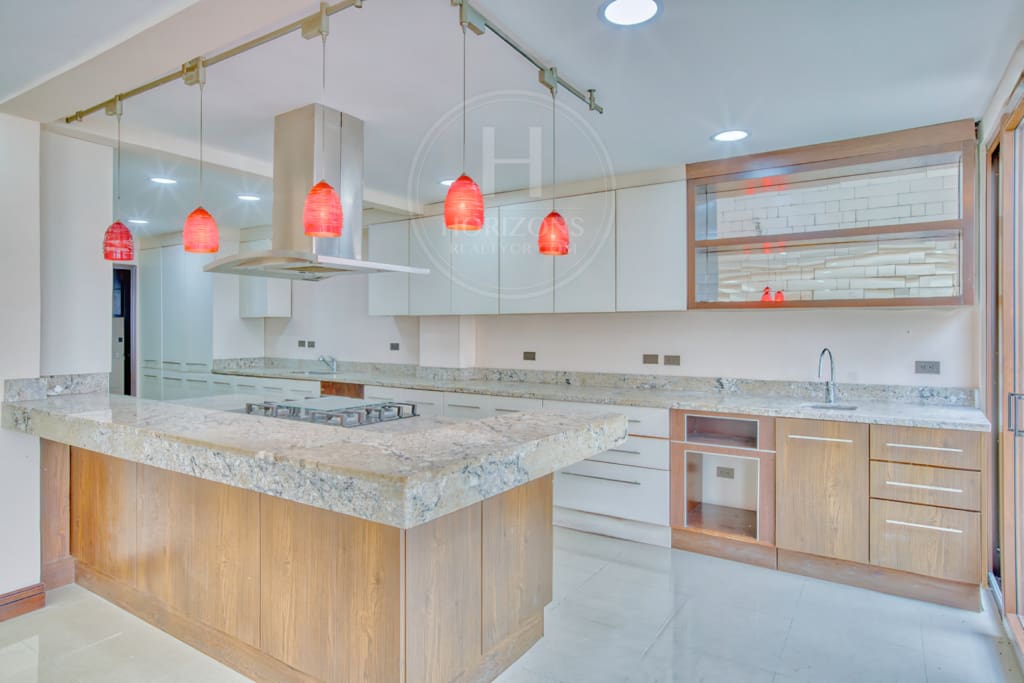 Se Vende o se Alquila Casa en Freses Curridabat 4 habitaciones Condominio del Rio nja1309