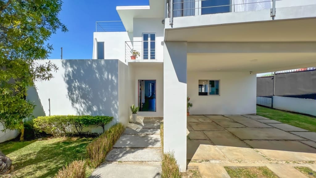 Se Alquila Casa Moderna En Curridabat 4 Habitaciones 4 Parqueos Amplio Jardín Nja1043