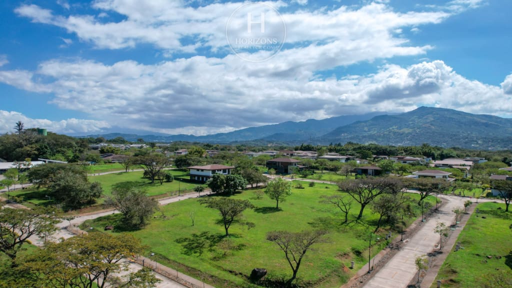 Se Vende Lote De 1000M² En Condominio Hacienda Espinal En La Guácima, Alajuela  Noj1049