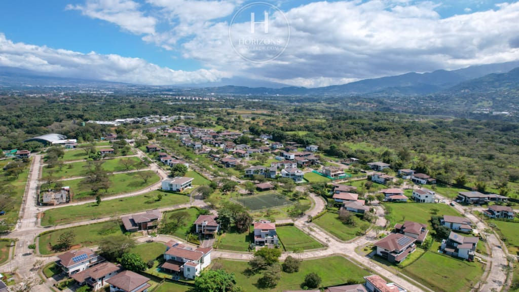 Lote de 2181m² en Venta en Condominio Hacienda Espinal, La Guácima, Alajuela  nja1320