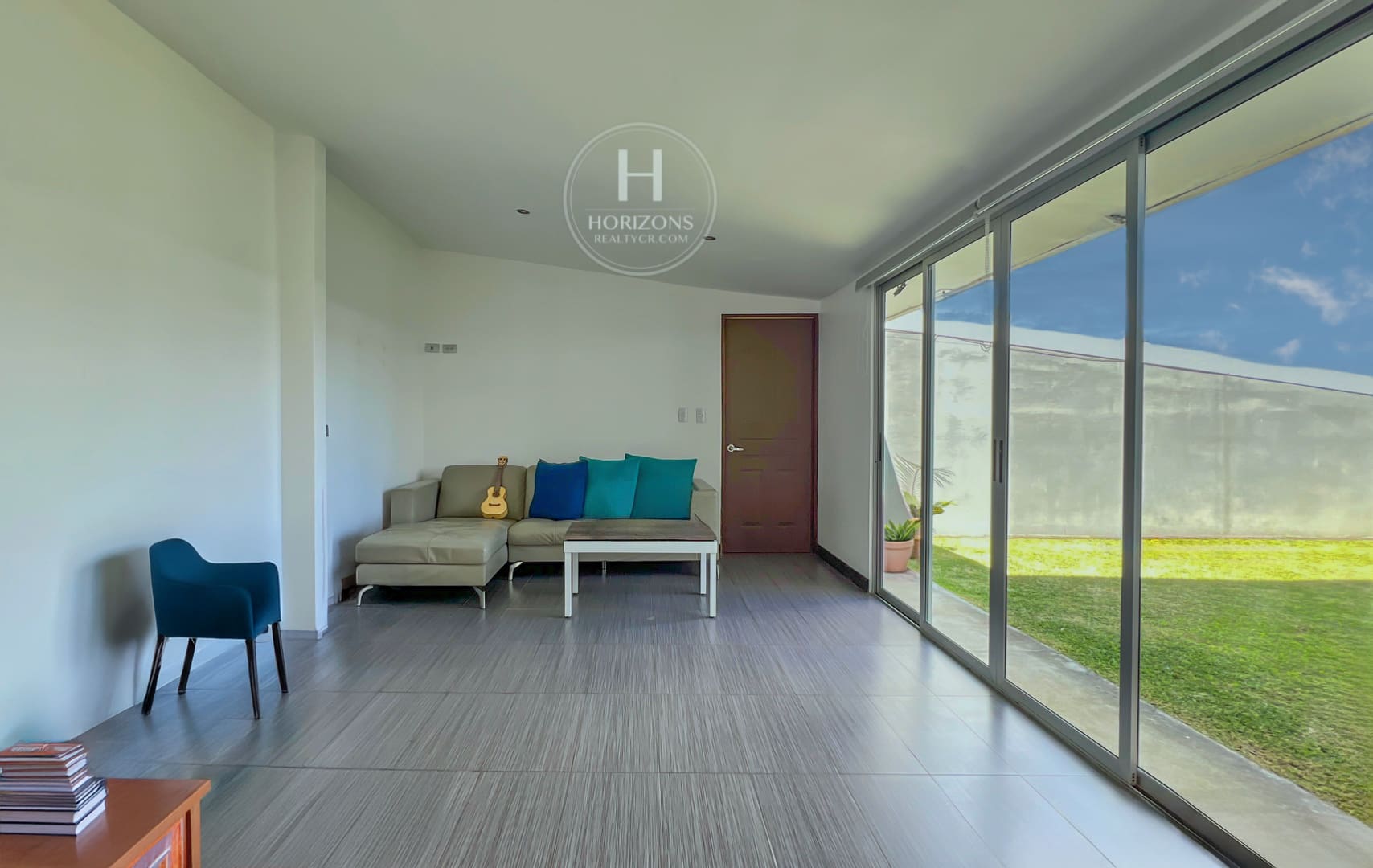 Se Alquila Casa Moderna en Curridabat 4 Habitaciones 4 Parqueos Amplio Jardín nja1043