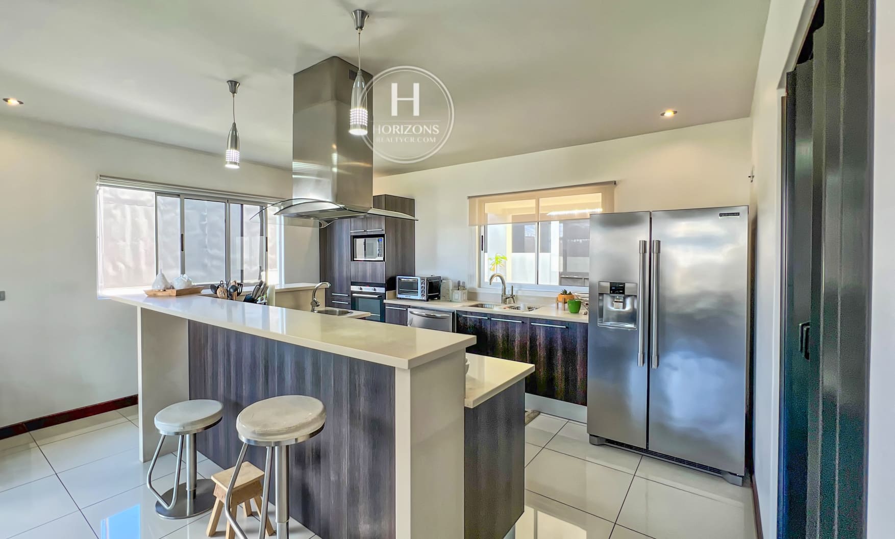 Se Alquila Casa Moderna en Curridabat 4 Habitaciones 4 Parqueos Amplio Jardín nja1043