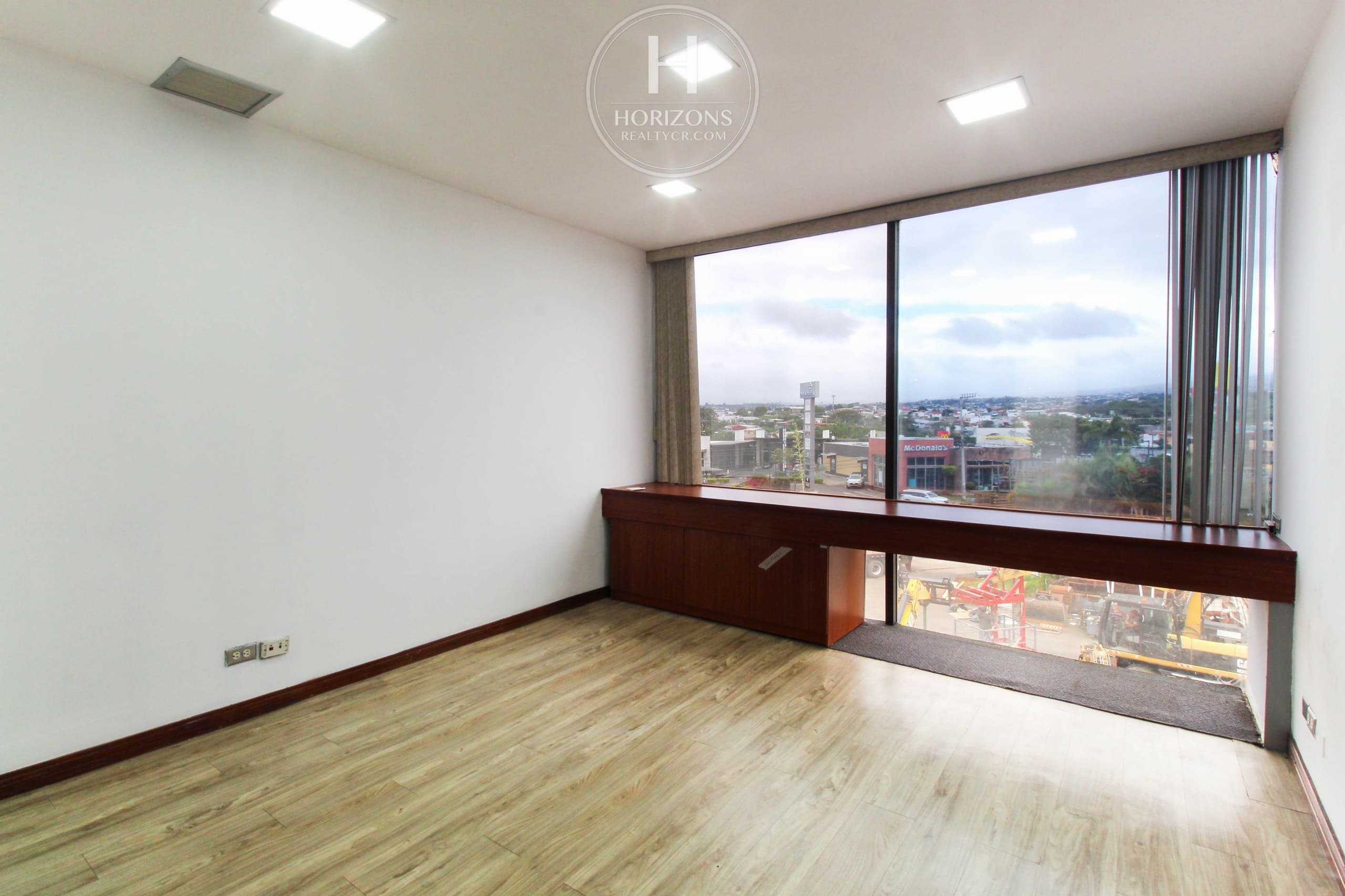 Se Alquila Oficina con Vista a las Montañas en Ofiplaza del Este, San Pedro 710m² hcr50