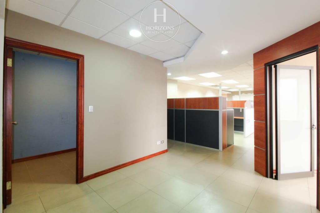 Se Alquila Oficina con Vista a las Montañas en Ofiplaza del Este, San Pedro 710m² hcr50