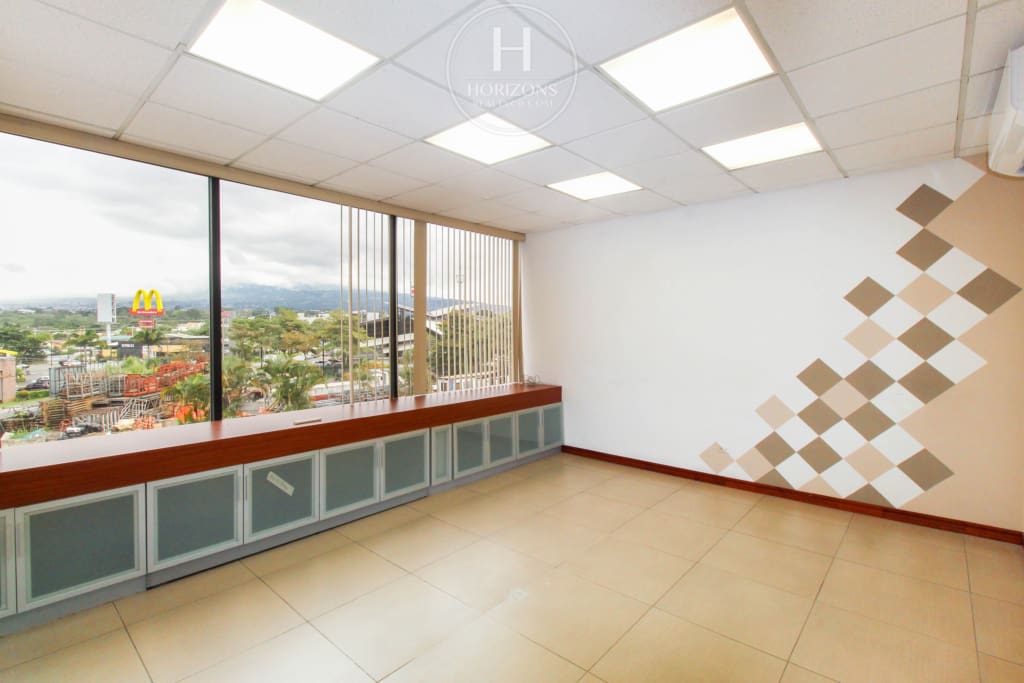 Se Alquila Oficina con Vista a las Montañas en Ofiplaza del Este, San Pedro 710m² hcr50