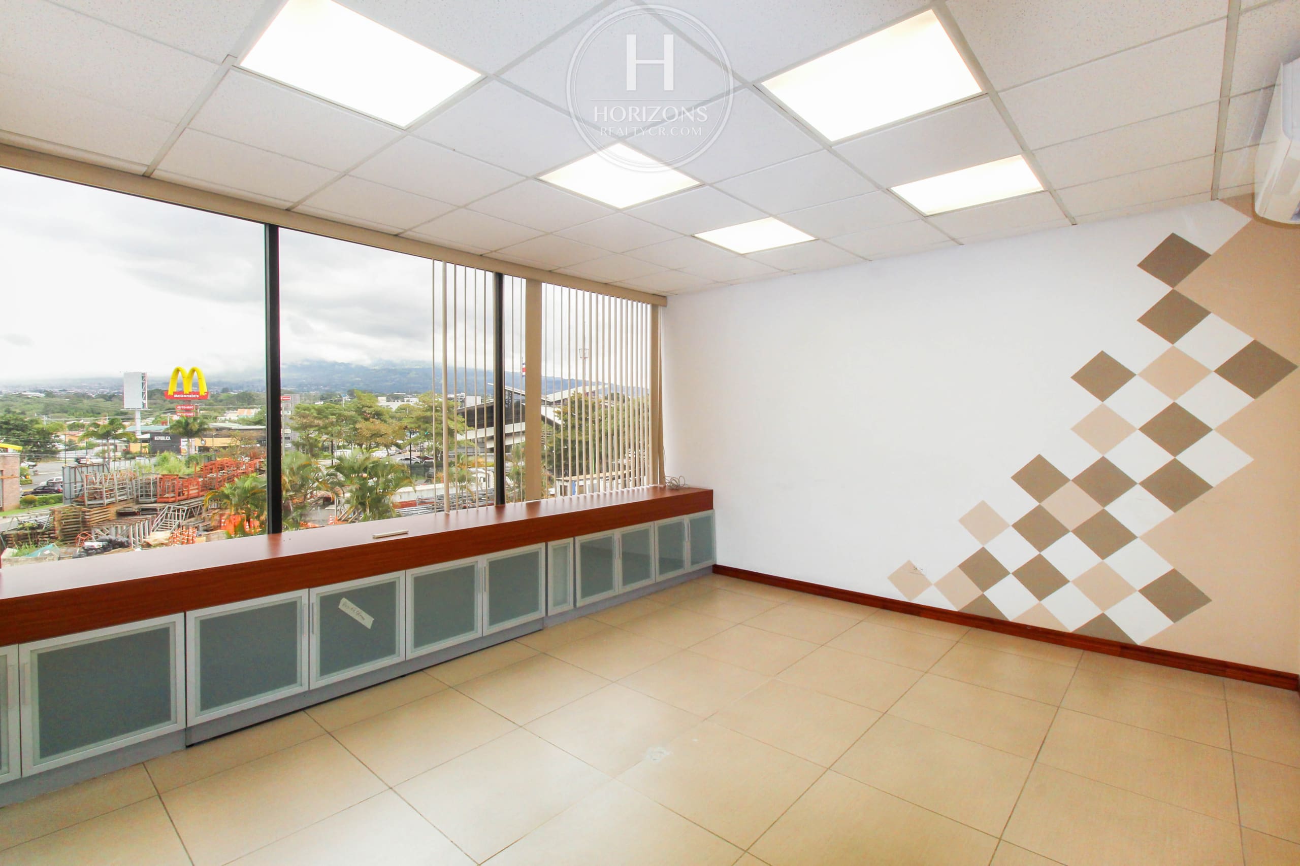 Se Alquila Oficina con Vista a las Montañas en Ofiplaza del Este, San Pedro 710m² hcr50