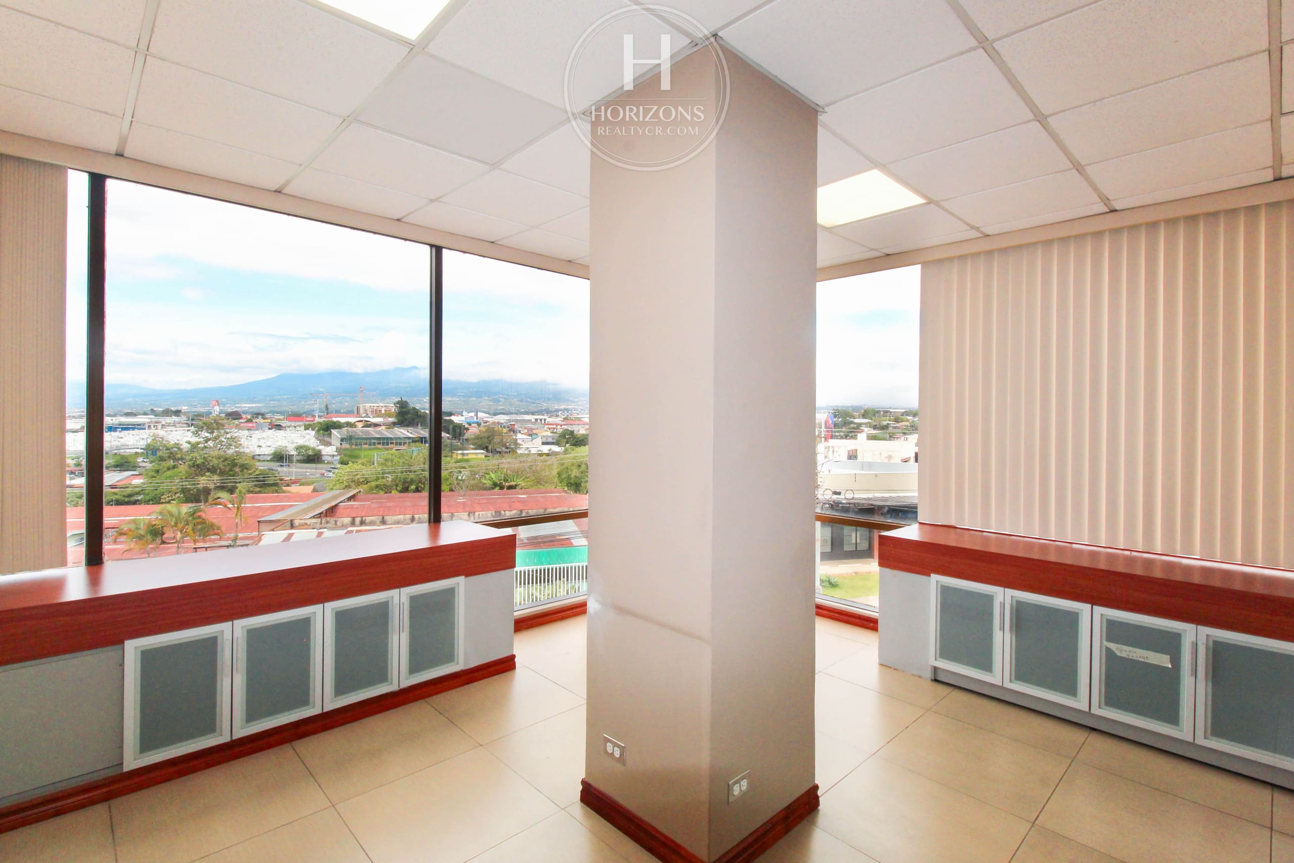 Se Alquila Oficina con Vista a las Montañas en Ofiplaza del Este, San Pedro 710m² hcr50