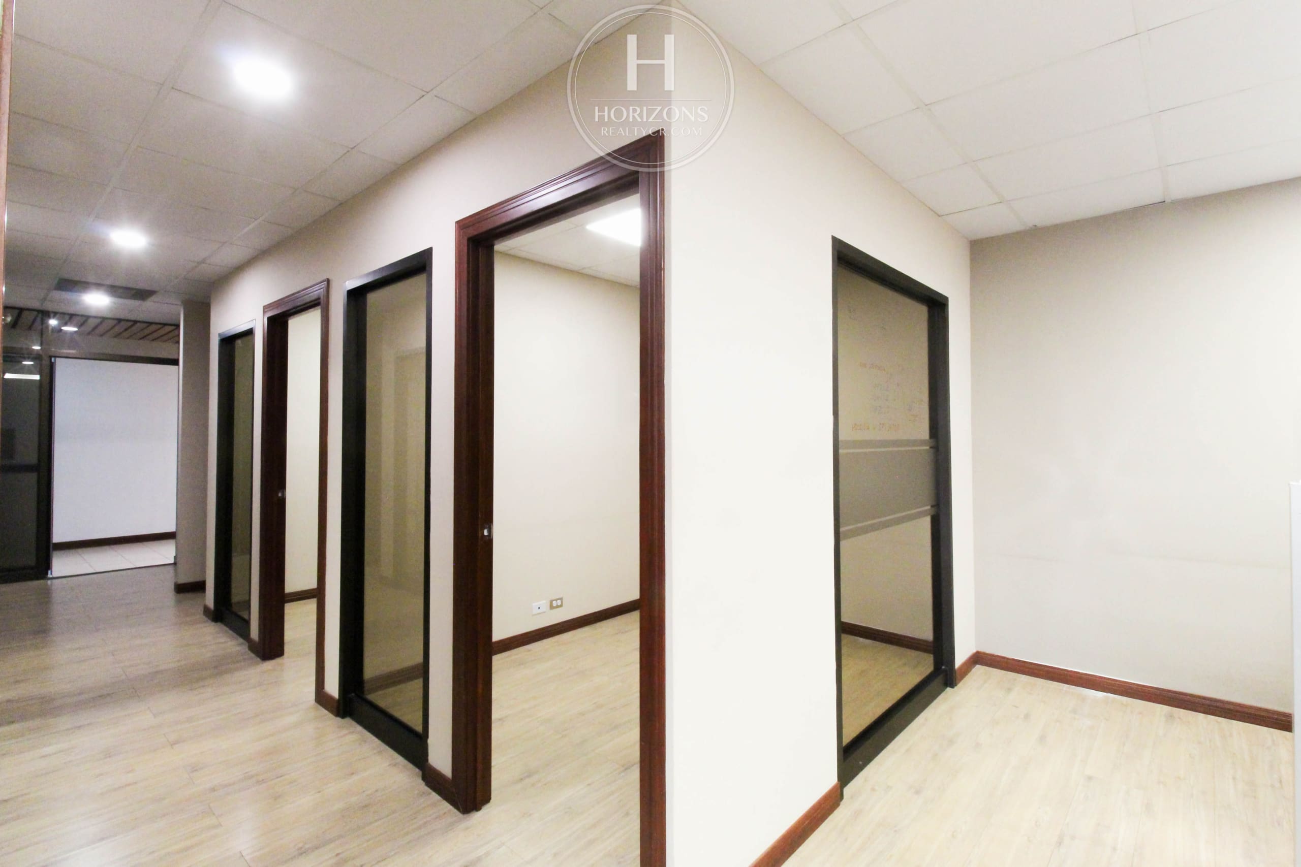 Se Alquila Oficina con Vista a las Montañas en Ofiplaza del Este, San Pedro 710m² hcr50