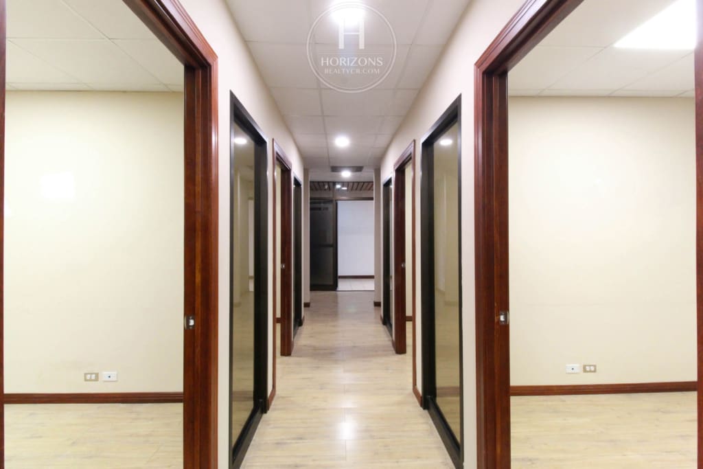 Se Alquila Oficina con Vista a las Montañas en Ofiplaza del Este, San Pedro 710m² hcr50