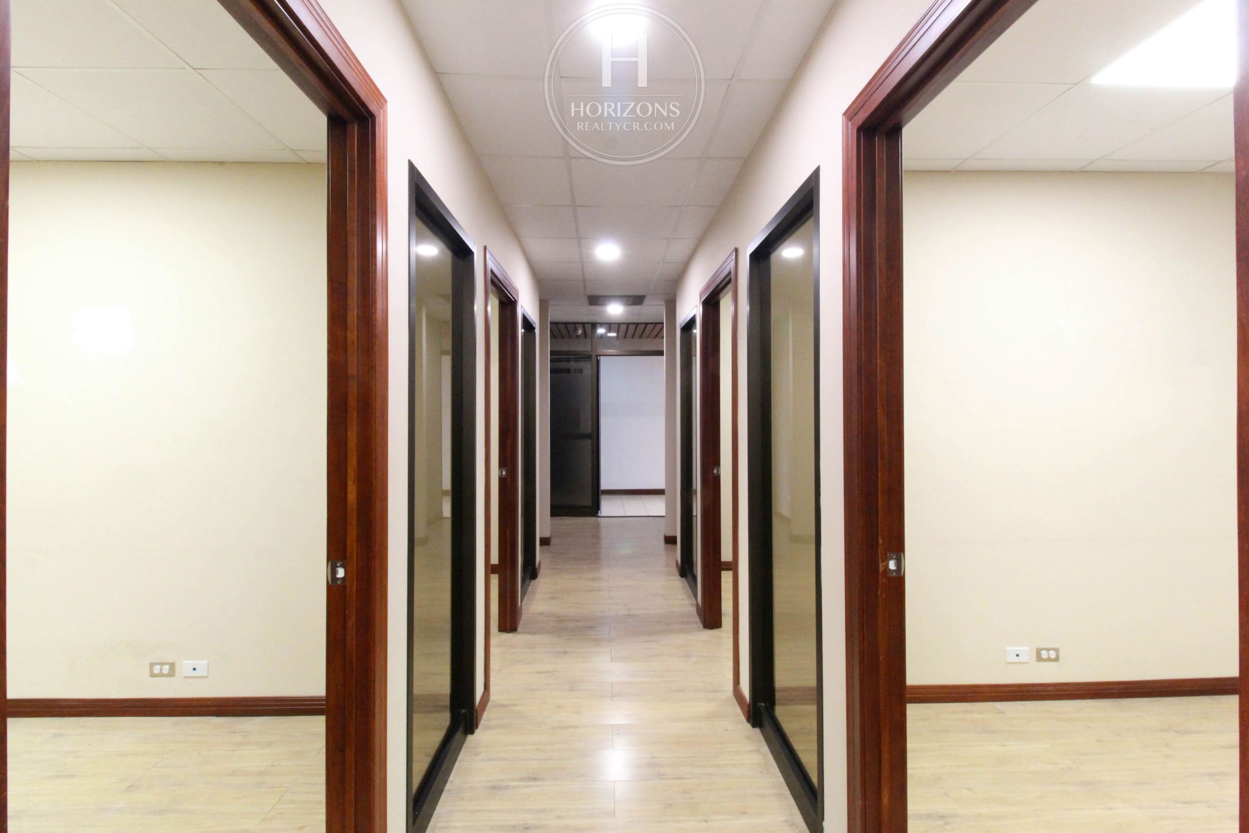 Se Alquila Oficina con Vista a las Montañas en Ofiplaza del Este, San Pedro 710m² hcr50