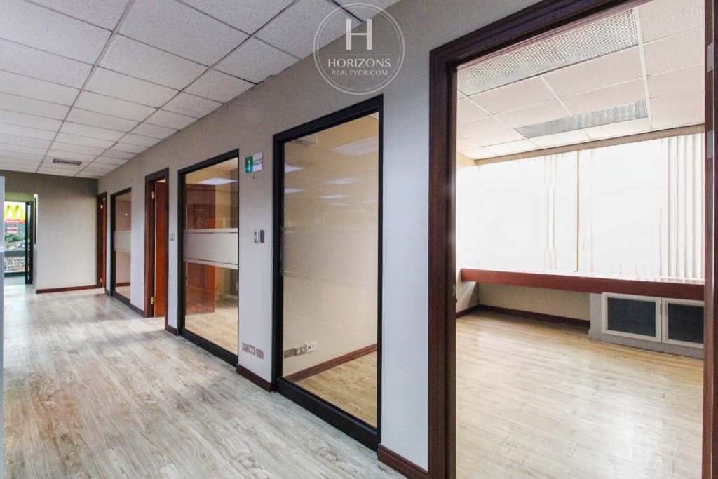 Se Alquila Oficina con Vista a las Montañas en Ofiplaza del Este, San Pedro 710m² hcr50