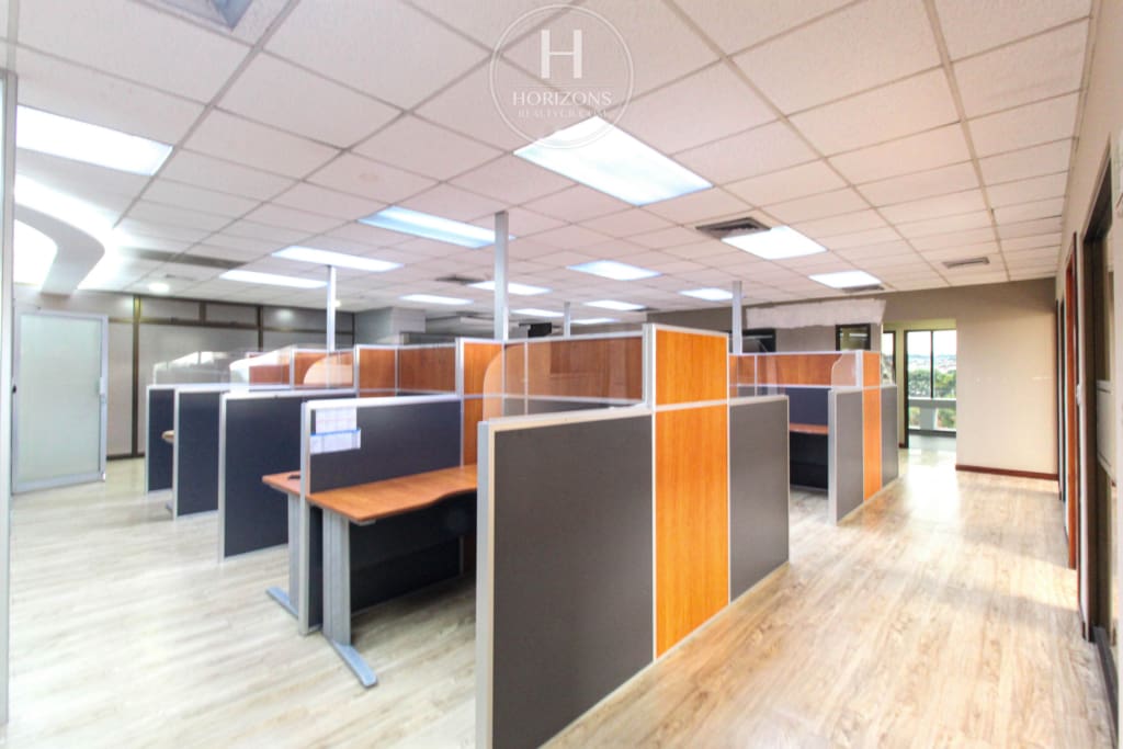Se Alquila Oficina con Vista a las Montañas en Ofiplaza del Este, San Pedro 710m² hcr50
