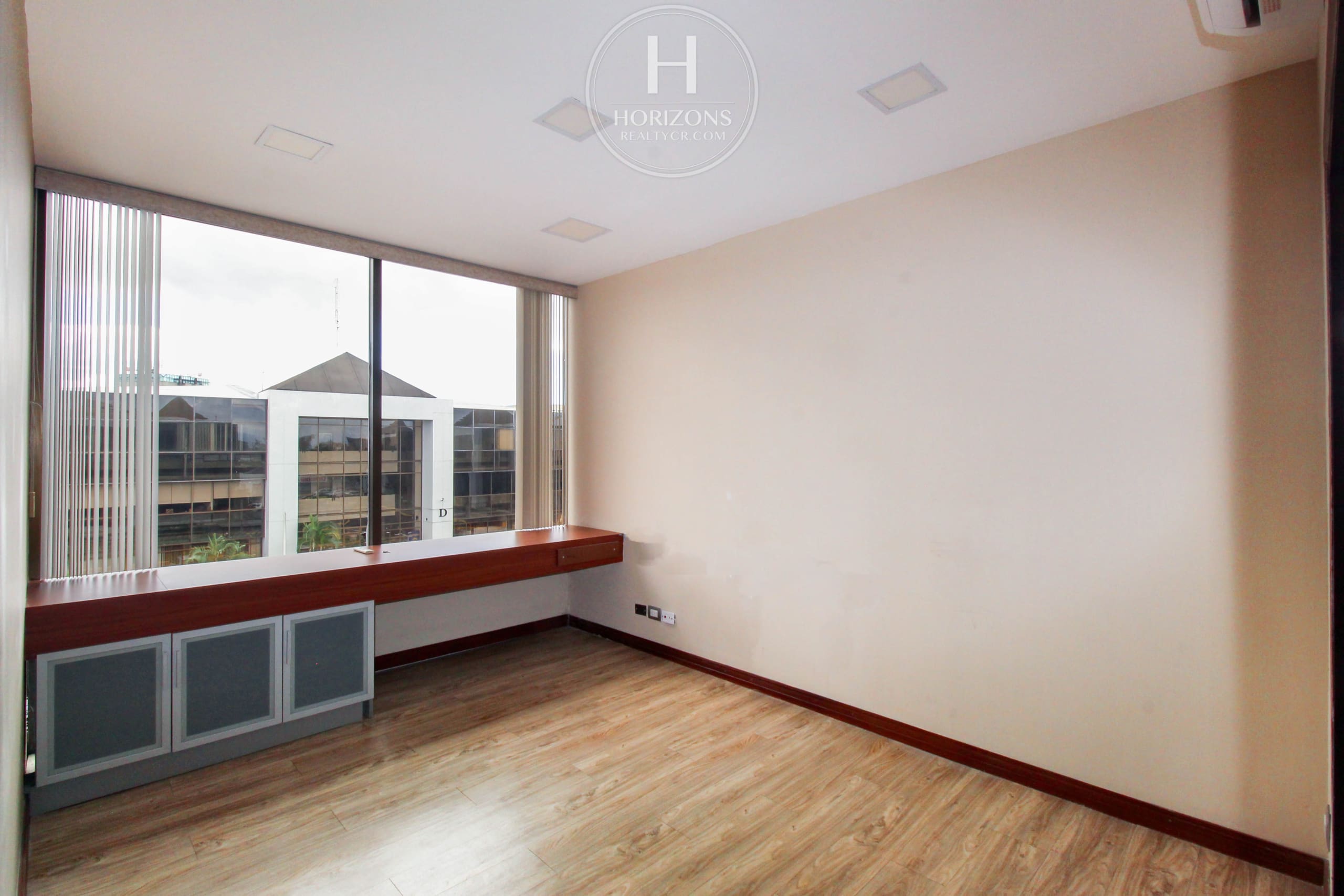 Se Alquila Oficina con Vista a las Montañas en Ofiplaza del Este, San Pedro 710m² hcr50