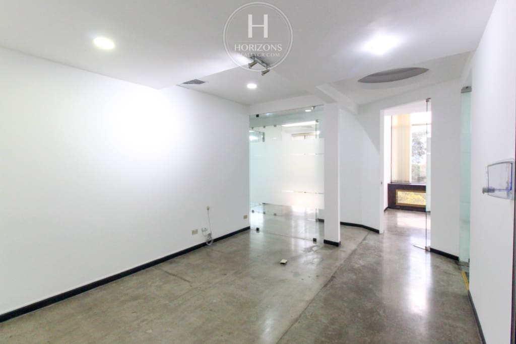 Oficina de 186m² en Alquiler Ubicada en Ofiplaza del Este, San Pedro hcr51