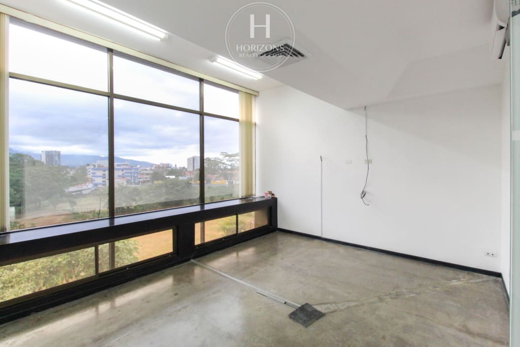 Oficina de 186m² en Alquiler Ubicada en Ofiplaza del Este, San Pedro hcr51