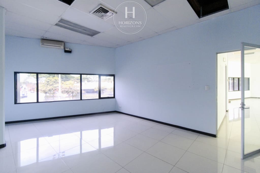 Se Alquila Local Comercial de 370m² en Barrio Tournon, San Jose 10 Estacionamientos hcr47
