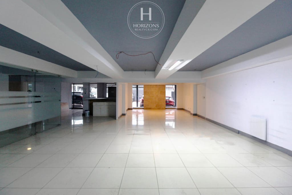 Se Alquila Local Comercial de 370m² en Barrio Tournon, San Jose 10 Estacionamientos hcr47